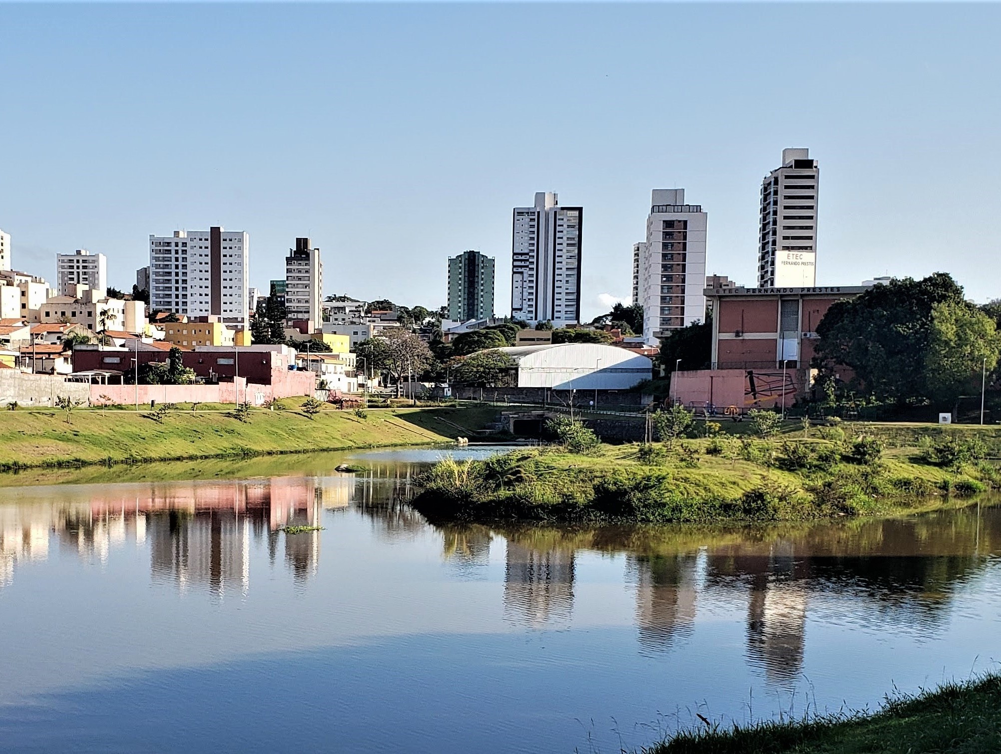 Dinâmica Ambiental e Análise do Relevo em Bacias Hidrográficas Urbanizadas